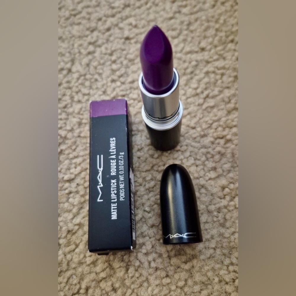 MAC LIPSTICK shade HEROINE